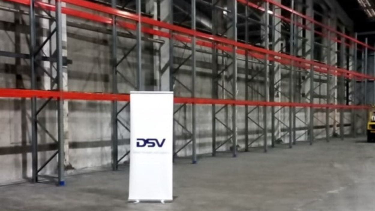 Interior del almacén DSV en San Antonio, Chile